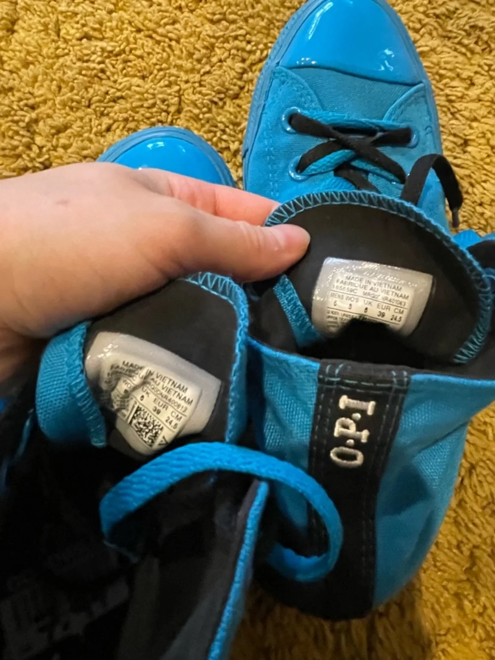 Converse vibrant blue